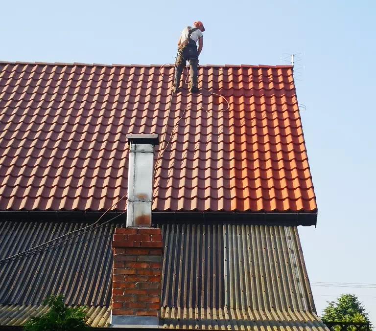 mężczyzna na dachu